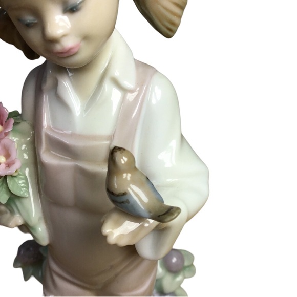 Lladro Figurine "SPRING GIRL" with FLOWERS BIRD & WATERING CAN #5217 Retired - Picture 8 of 15